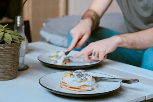 person eating eggs for breakfast shows how to practice mindfulness