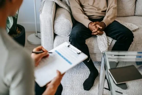 A person talking with their therapist for emotional stress during relocations