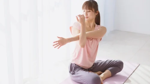 Morning stretching exercise supporting spinal alignment and reducing upper back tension